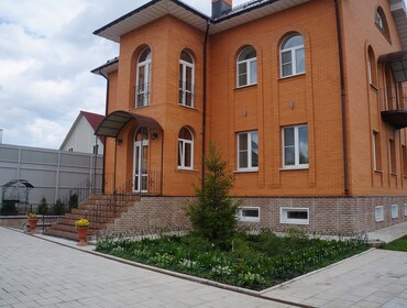 Комплекс из двух коттеджей на 65 человек