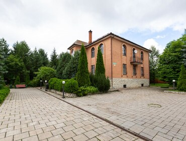 Комплекс из двух коттеджей на 65 человек