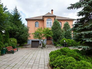 Комплекс из двух коттеджей на 65 человек